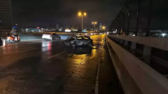 Bayrampaşa'da Kaza: Otomobil Alev Alarak Bariyerlere Çarptı