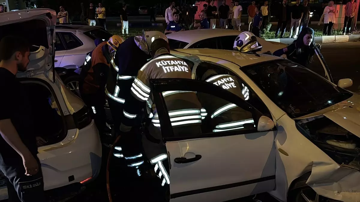 Kütahya'da Zincirleme Kaza: 4 Yaralı
