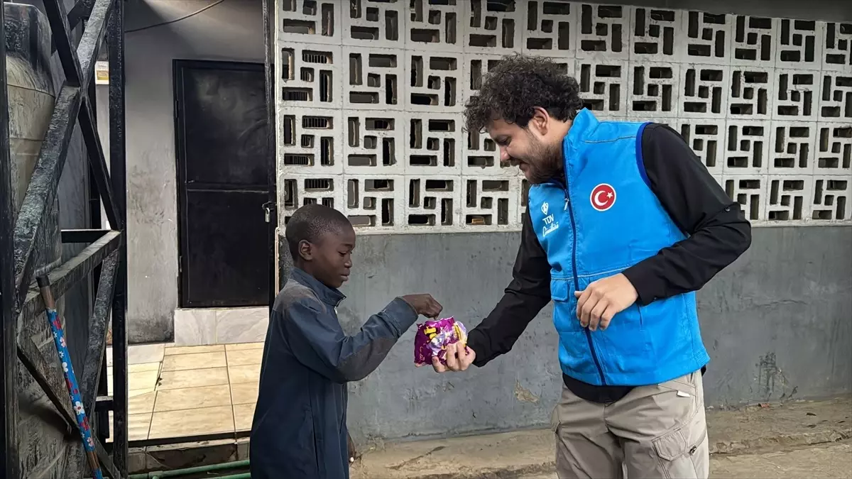 TDV'den Mozambik'teki Çocuklara Bayram Harçlığı