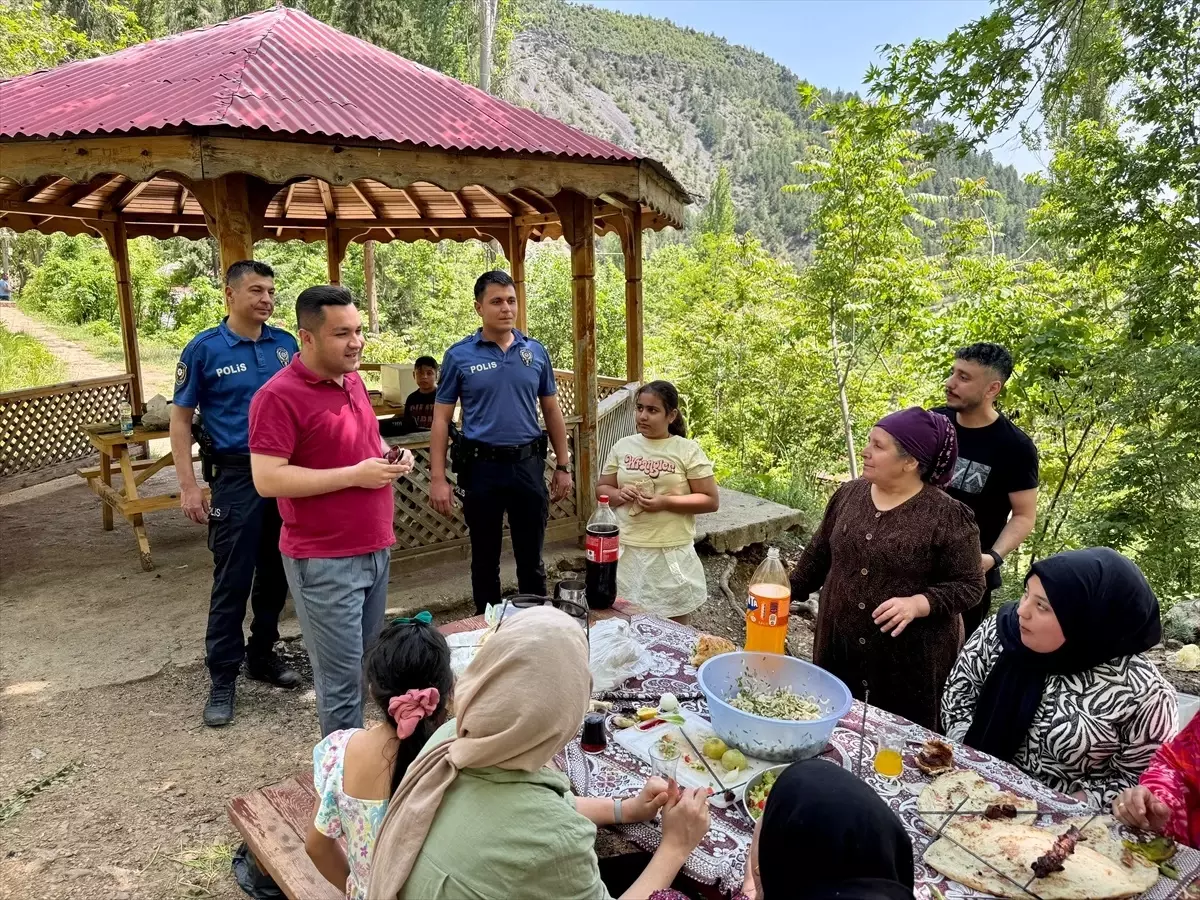 Kaymakam Açar, Obruk Şelalesi'nde Bayram Kutladı