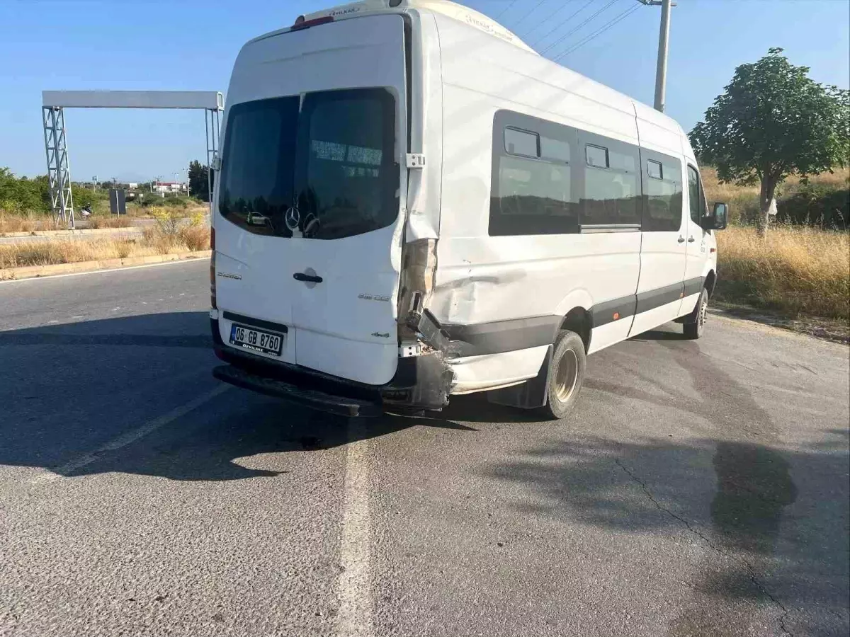 Manavgat'ta Motosiklet Minibüse Çarptı: Sürücü Ağır Yaralandı