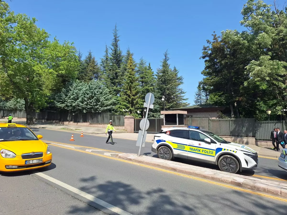 Emekli Polis Bakanlık Önünde Kavga Çıkarıp Yaraladı