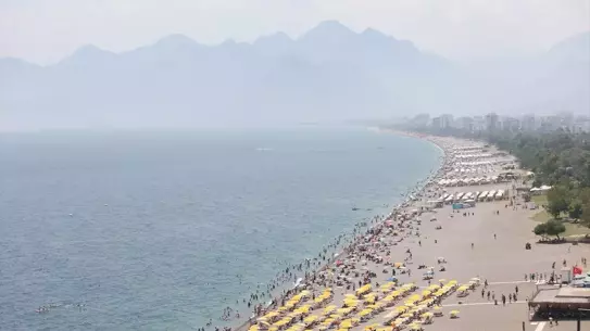 Antalya'da Bayramda Sahil Yoğunluğu