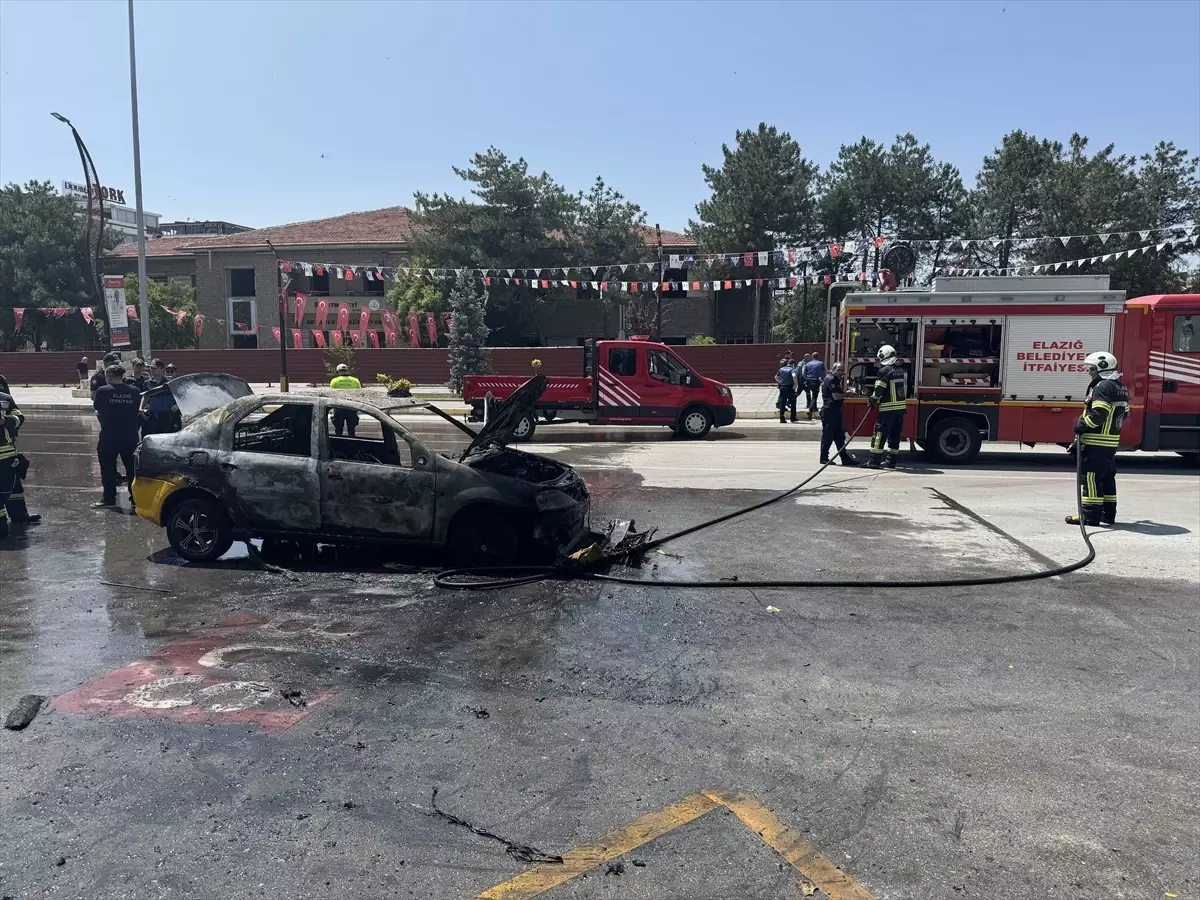 Elazığ'da Taksinin Yangını: Sürücü Yaralandı