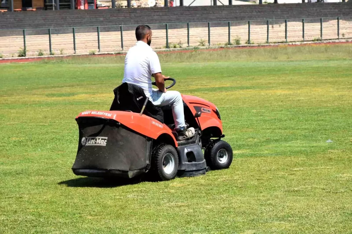 Söğüt'te Yeşil Alanlar İçin Çim Biçme Çalışmaları Devam Ediyor