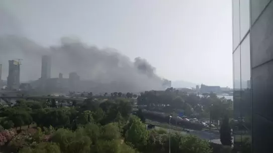 İzmir'de Eski Fabrikada Yangın: TIR ve Kamyonlar Zarar Gördü