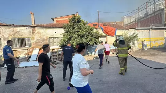 İzmir'de Metruk Binada Yangın