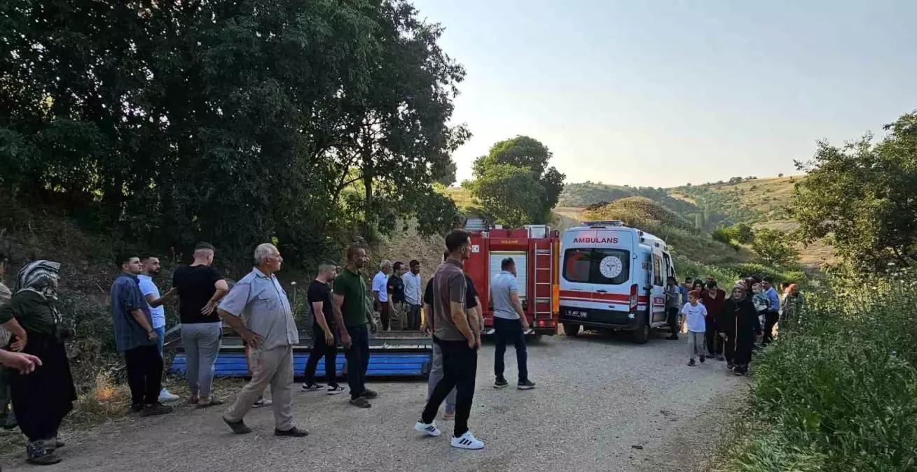 İnegöl'de Römork Devrildi, Çocuk Yaralandı