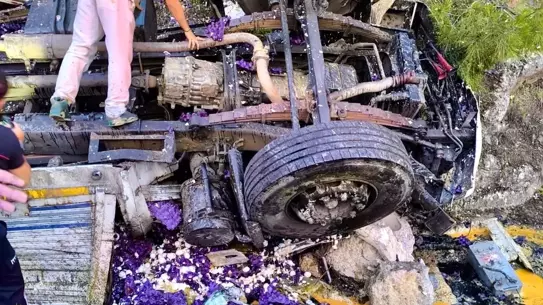 Antalya'da Yumurtalı Kamyon Devrildi, Sürücü Hayatını Kaybetti