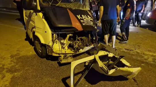 Erbaa'da Minibüs Pikaba Çarptı: 1 Yaralı
