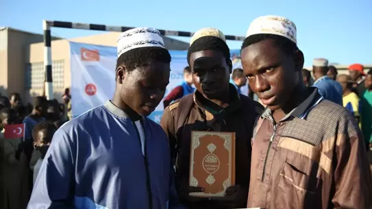 Mozambik'te Kur'an Dağıtımı