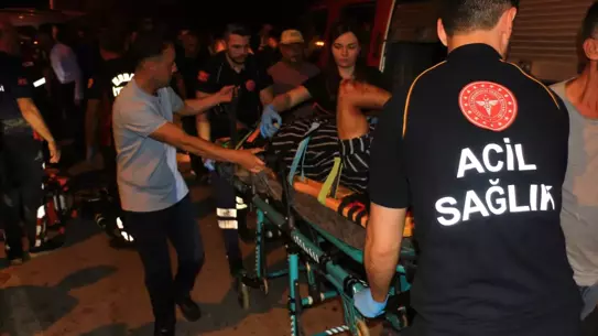 Kamyonete Çarpan Minibüs Şoförü Sıkıştı