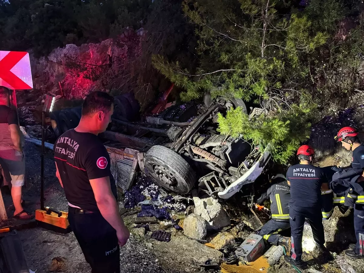 Akseki'de Kamyon Devrildi: Sürücü Hayatını Kaybetti