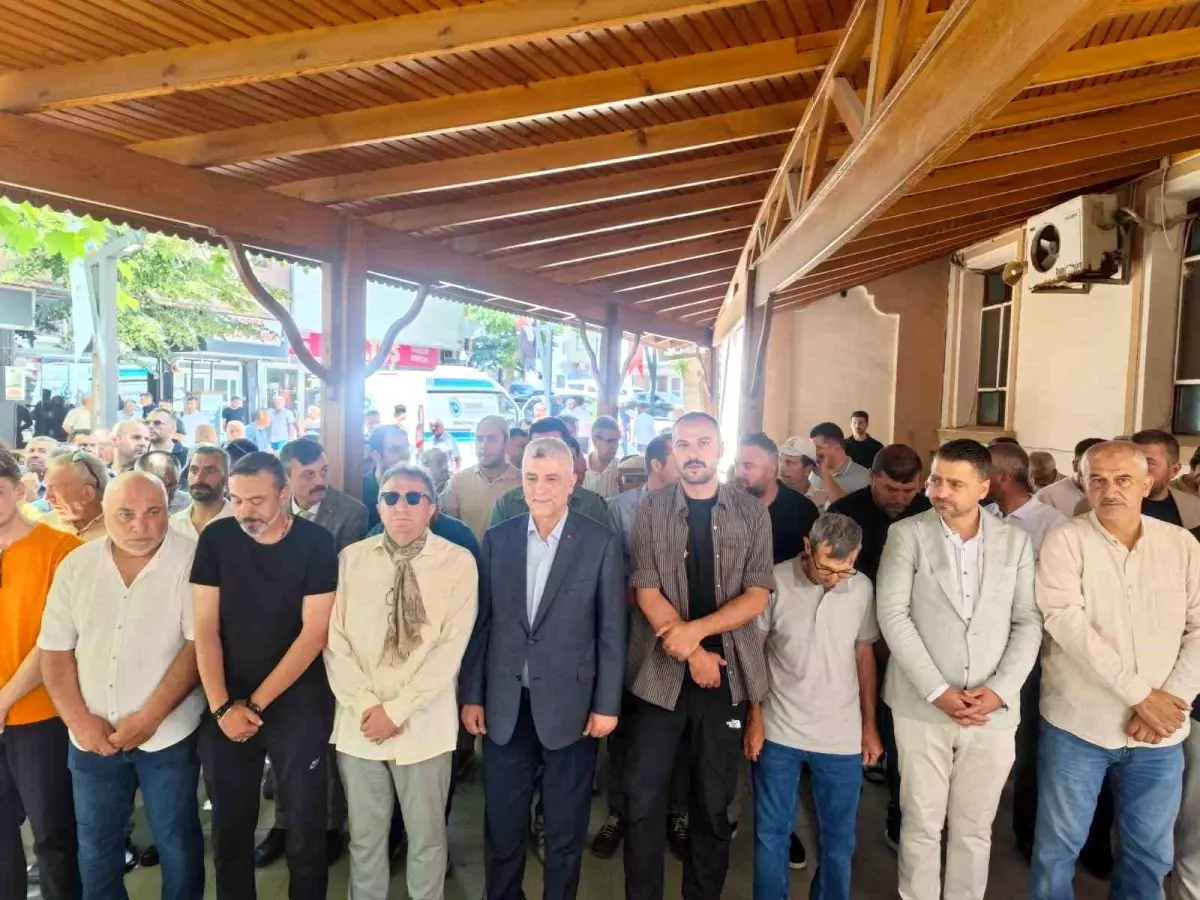 Bakan Bolat, Teyzesinin Cenazesine Katıldı