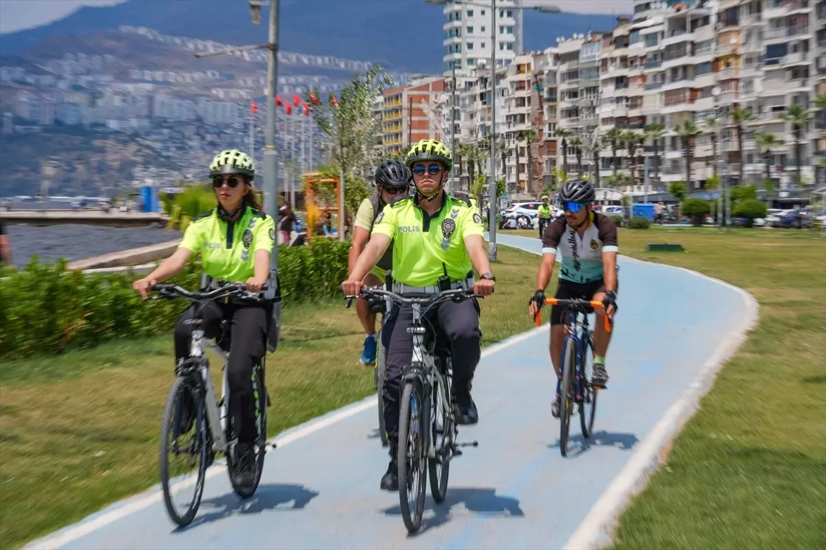 İzmir'de Bisikletli Trafik Polisi Huzur Sağlıyor