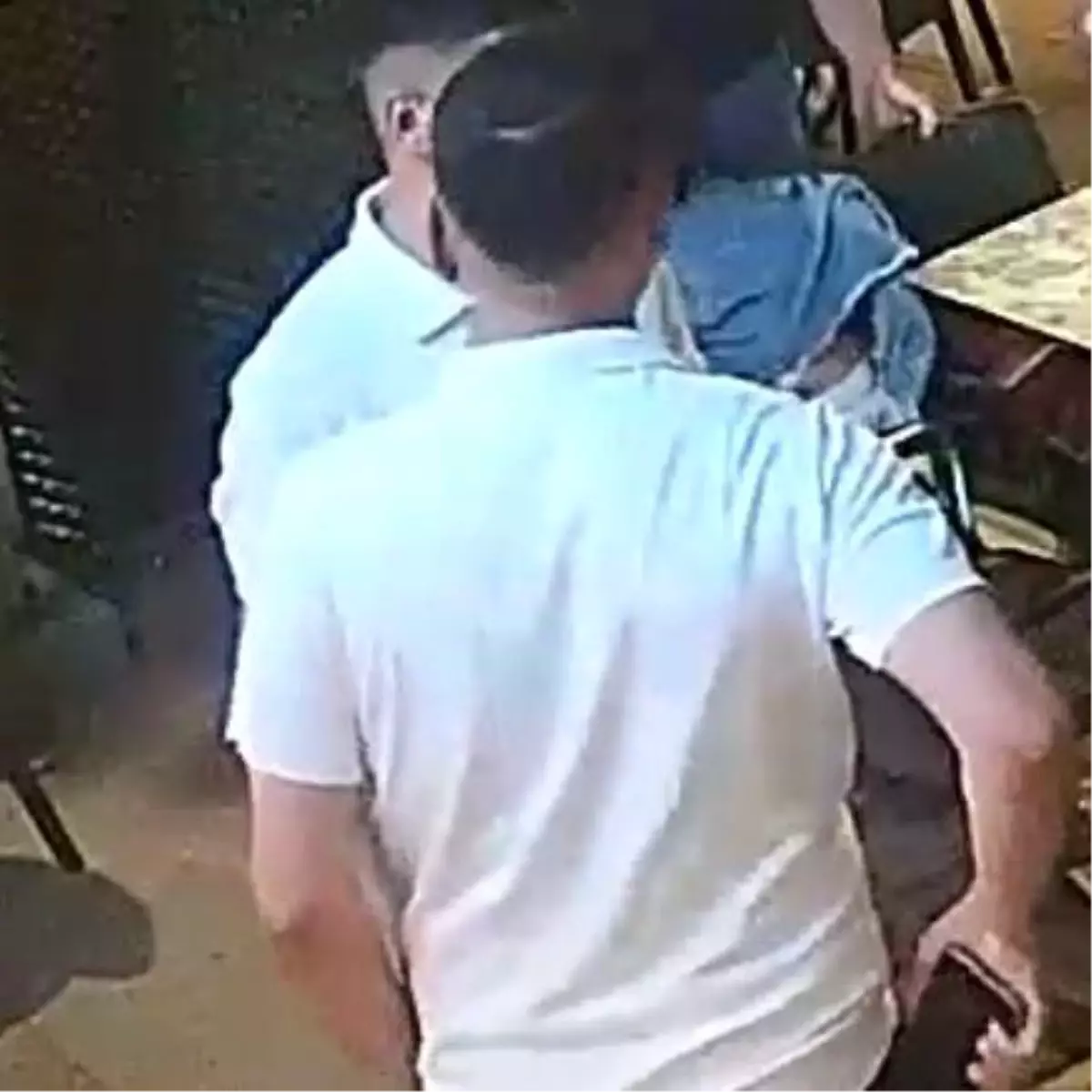 Çeşme'de Kavga: 17 Yaşındaki Çalışanın Burnu Koparıldı
