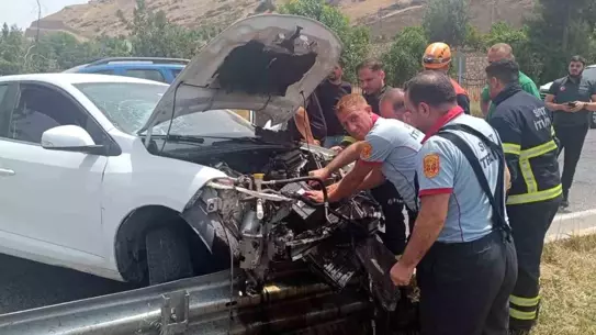 Siirt'te Kaza: Sürücü Bariyerlere Çarptı