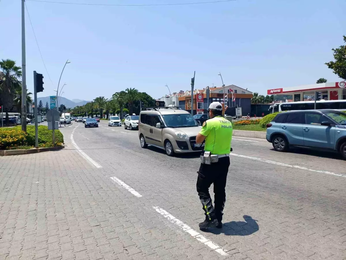 Marmaris'te Dönüş Trafiği Yoğunlaştı