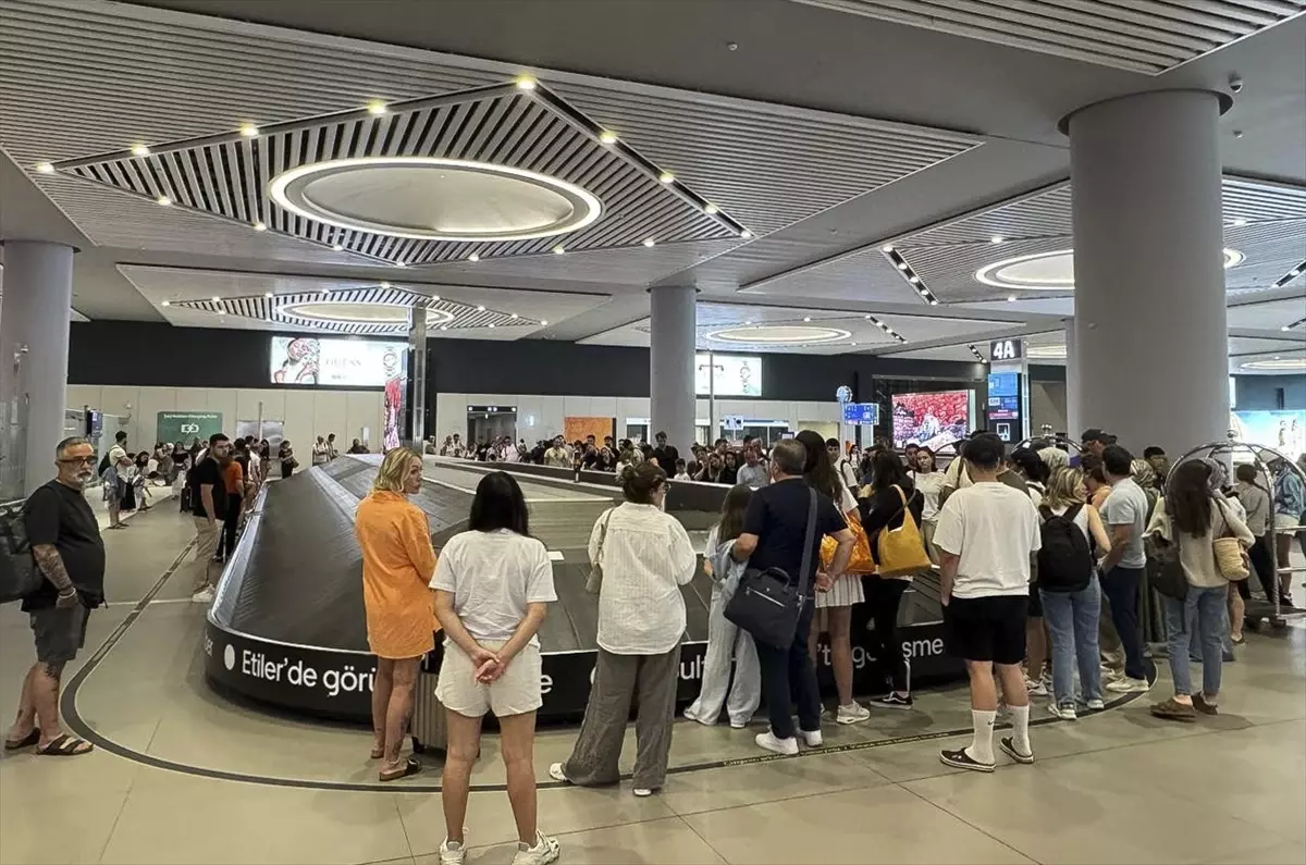 İstanbul Valisi Davut Gül, Havalimanı Taksicilerine Bayram Ziyareti Gerçekleştirdi