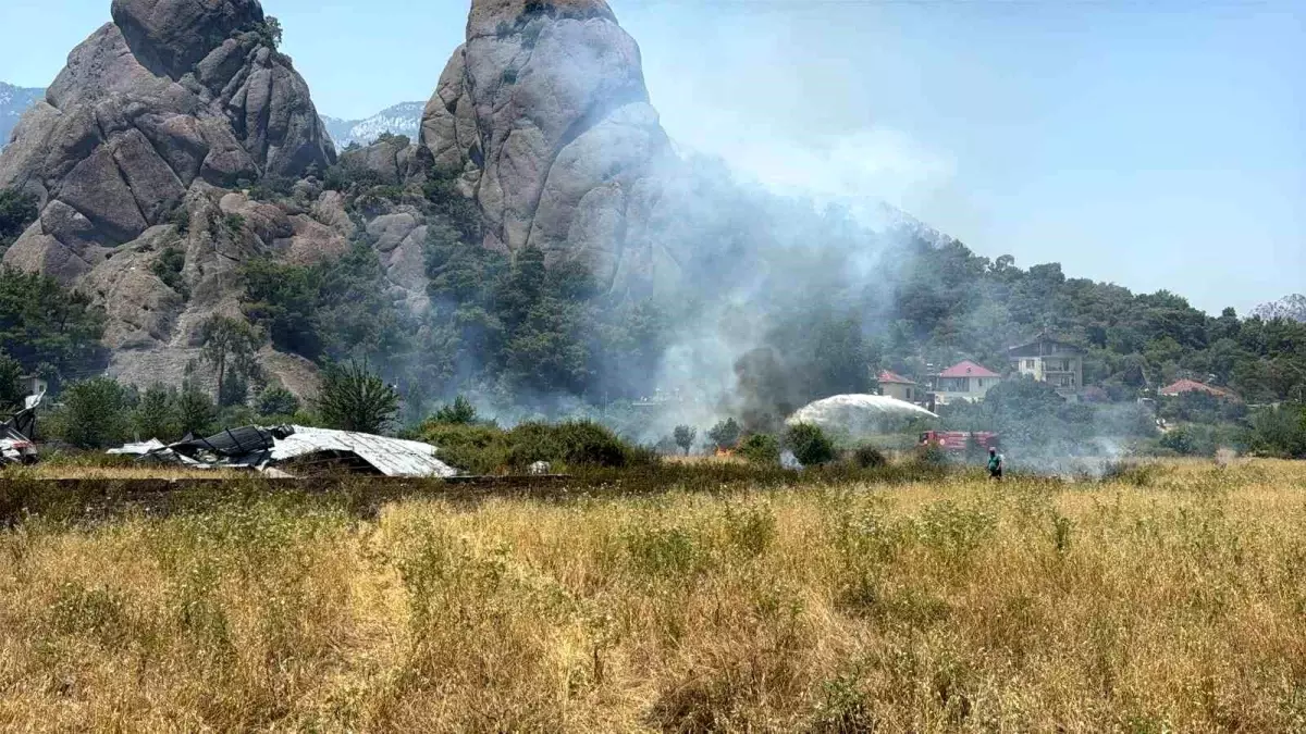 Kemer'de Çalılık Alanda Yangın Kontrol Altına Alındı