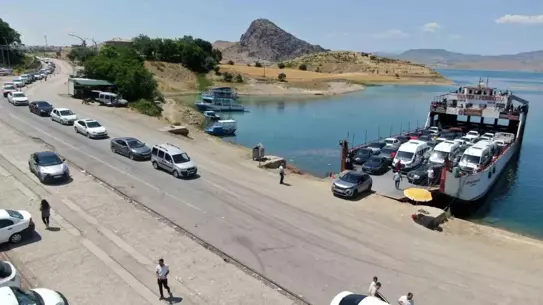 Elazığ Feribot İskelesinde Uzun Kuyruklar
