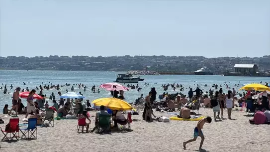 İstanbul'da Bayram Coşkusu: Plajlar Dolu!