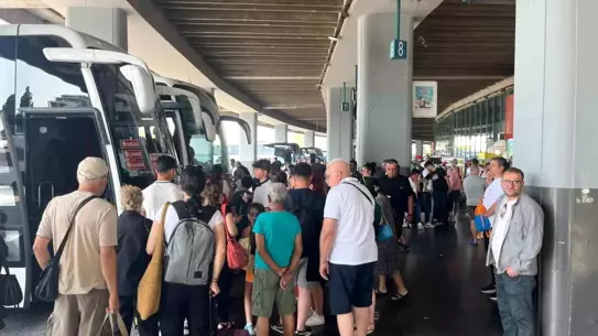 İzmir Otogarı'nda Dönüş Yoğunluğu
