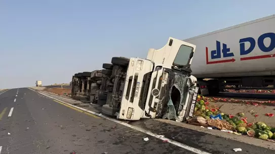 Şırnak'ta Karpuz Yüklü Tır Devrildi: Sürücü Yaralı