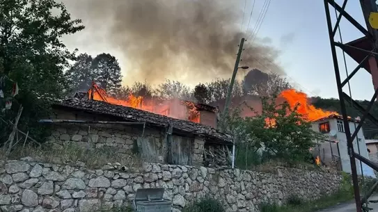 Suluova'da Yangın: 4 Ev Yanarak Kullanılamaz Hale Geldi