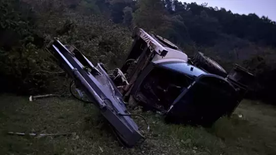 Hendek'te İş Makinesi Yamaçtan Yuvarlandı