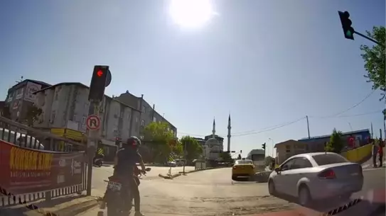 Şişli'de Motosiklet ve Taksi Çarpıştı